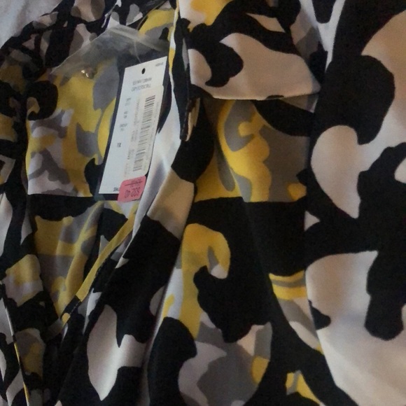 Nwt fun patterned Criss cross front blouse - Picture 6 of 6